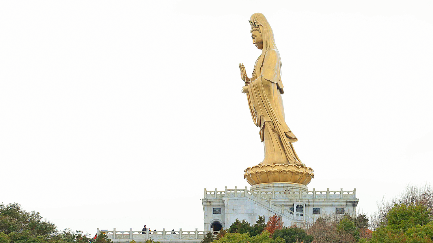 慧虔,北地人,年少出家,后来到了山阴嘉祥寺,五年后就卧病在床了,他